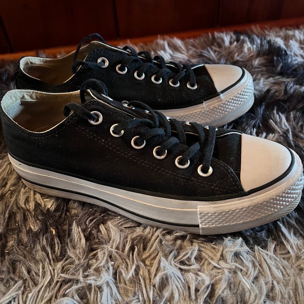 *GENTLY WORN* Platform Converse